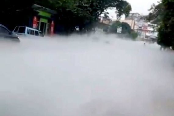 Kabut Aneh Selimuti Jalan Gatot Subroto Kota Tangerang, Ternyata Ini Sebabnya - JPNN.COM