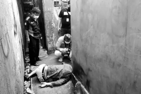 Pria Tewas Bersimbah Darah di Gang Sempit, Polisi Temukan Benda Ini - JPNN.COM