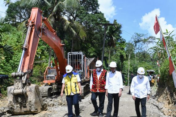 Jokowi Tinjau Proyek Jalan, Lalu Sentil Edy Rahmayadi agar Segera Menangani - JPNN.COM