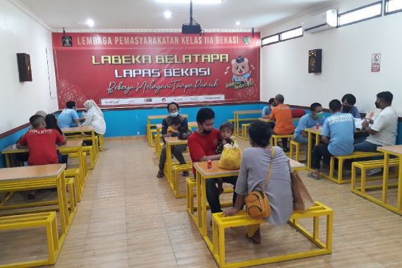 Suasana Bahagia di Lapas Bekasi, Warga Binaan Bertemu Keluarga Setelah 2 Tahun Pandemi - JPNN.COM