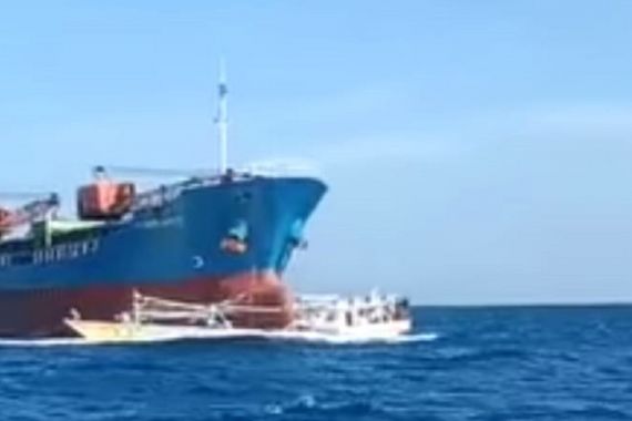 Kapal Kargo Tabrak Perahu Nelayan, Begini Kondisi Belasan ABK - JPNN.COM