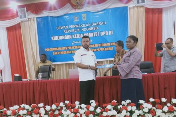 Siswa di Papua Bayar PPDB, Filep Wamafma: Seharusnya Gratis, Ada Dana Otsus - JPNN.COM