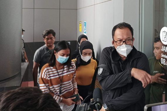 Medina Zein Ungkap Kondisi Kesehatannya Setelah Dijemput Paksa Polisi - JPNN.COM