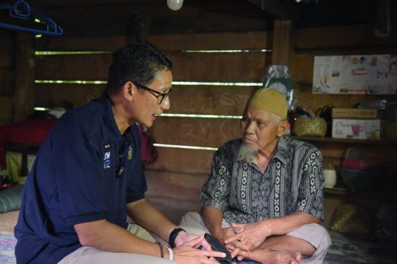 Sandiaga Uno Bawa Kakek Jilus ke Dokter THT di Desa Silokek - JPNN.COM