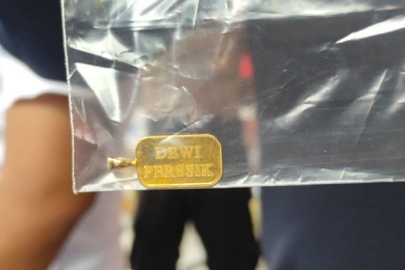 Penampakan Perhiasan Emas Milik Dewi Perssik yang Dicuri Pekerja di Bandara Balikpapan - JPNN.COM