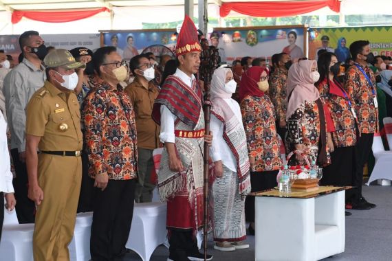 Jokowi Datang dengan Pakaian Batak Toba, Ada Tongkat dari Pemuka Adat, Maksudnya? - JPNN.COM