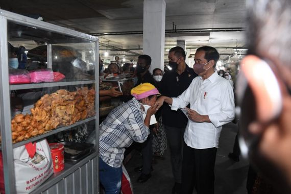 Ke Pasar di Medan, Jokowi Dicium hingga Ditawari Sate - JPNN.COM