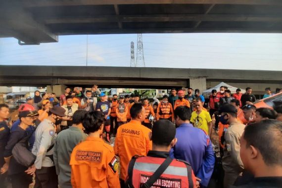 Bantu Ayah Mencuci Motor, Hafiz Terjengkang dan Hilang Tenggelam di Sungai Kalimalang - JPNN.COM