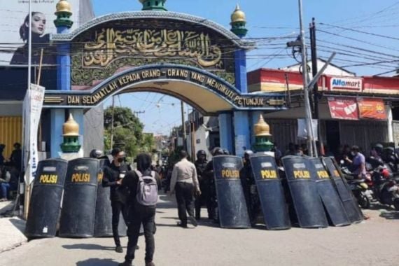 Polisi Bersiaga di Depan Pondok Pesantren Anak Kiai Cabul, 60 Orang Ditangkap di Jombang - JPNN.COM