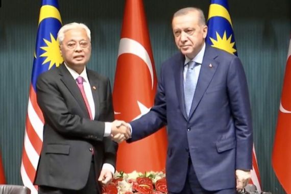Berjabat Tangan, PM Malaysia dan Erdogan Sepakat soal Perbankan Islam hingga Industri Pertahanan - JPNN.COM