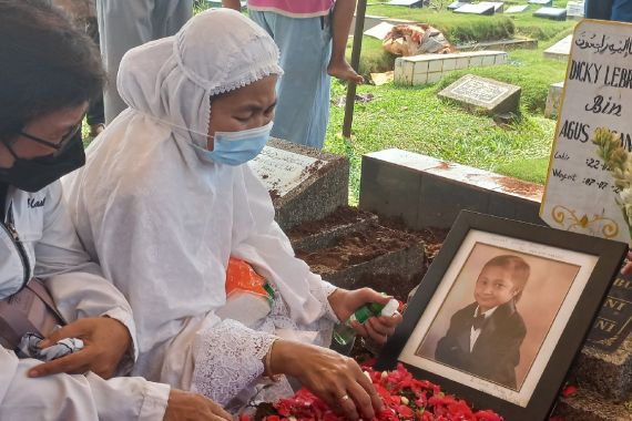 Dicky Topan Tersenyum Dalam Tidur Terakhirnya, Ibunda: Ternyata Sudah Enggak Ada - JPNN.COM