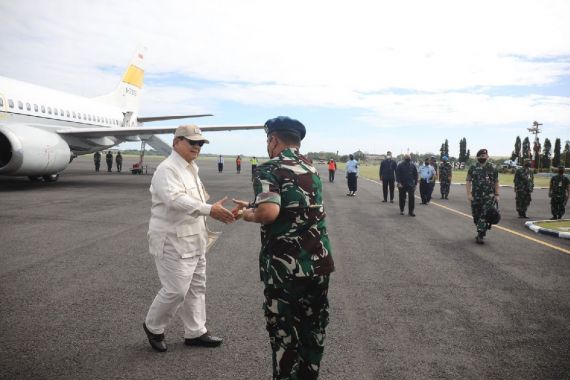 Prabowo Kunjungi Lanud Iswahjudi, Langsung Disambut Jenderal, Siapa Dia? - JPNN.COM