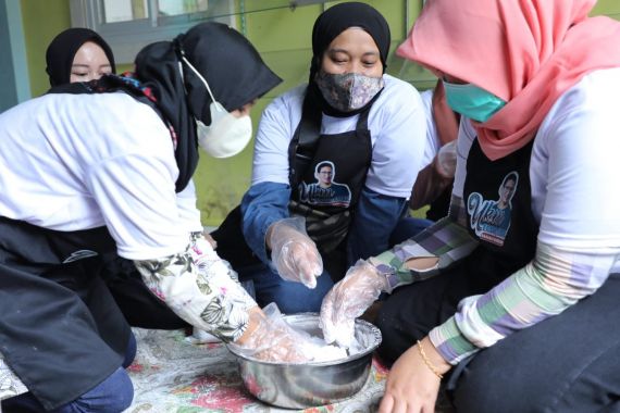 Sukarelawan UKM Sahabat Sandiuno Bogor Beri Pelatihan Membuat Kerupuk Cangkalang - JPNN.COM