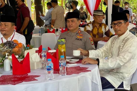 Irjen Fadil Bersama Sandiaga Uno Bagikan 11 Ton Daging Rendang di DKI Jakarta - JPNN.COM