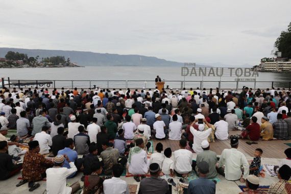 Beginilah Suasana Salat Iduladha dengan Pemandangan Danau Toba, Indahnya - JPNN.COM