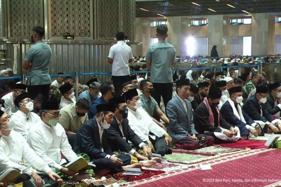 Lihat, Siapa 2 Tokoh yang Salat di Samping Jokowi di Masjid Istiqlal? - JPNN.COM