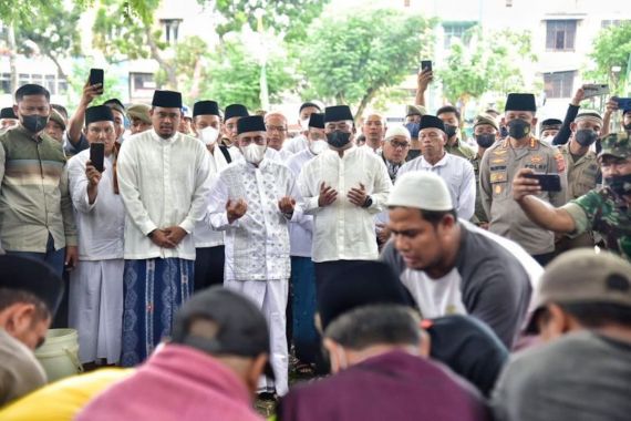 Berkurban 10 Ekor Lembu, Bobby Nasution: Esensi Iduladha Adalah Berbagi - JPNN.COM