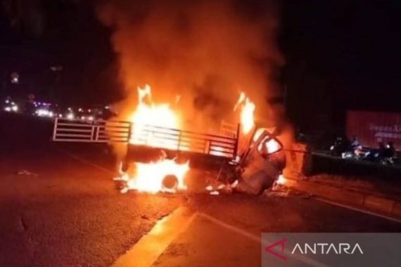 Mobil Berpenumpang 7 Orang Terbakar, 4 Tewas - JPNN.COM