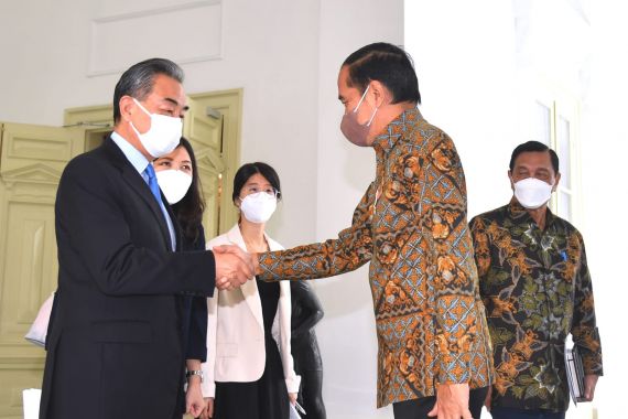 Terima Tokoh Penting dari China, Lihat Siapa Menteri di Belakang Jokowi? - JPNN.COM