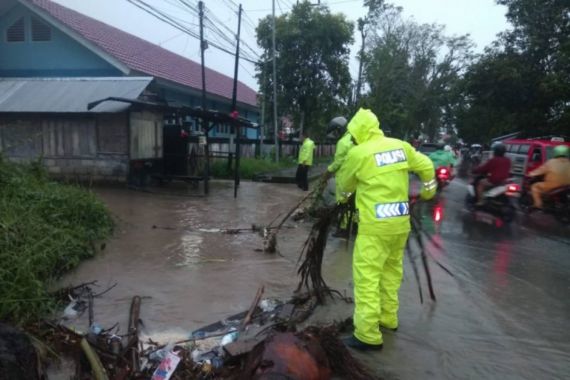 2 Orang Tewas Akibat Banjir dan Tanah Longsor di Ambon - JPNN.COM