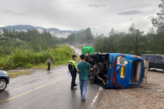 Bus Sarat Penumpang Tabrak Motor, Terbalik, 8 Orang Terluka - JPNN.COM