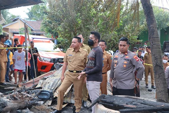 Warung Manisan Ludes Terbakar, Petugas Temukan Mayat Pria Terpanggang, Ternyata - JPNN.COM