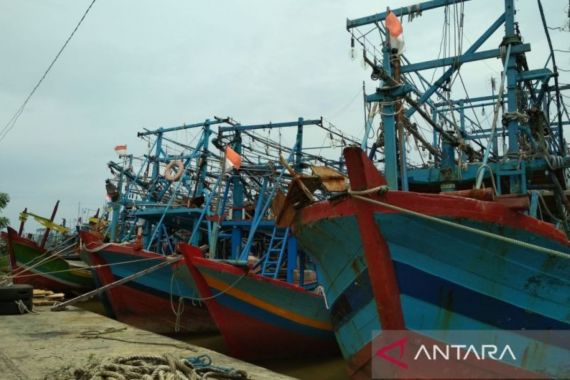 Ratusan Kapal Nelayan Parkir, Tak Melaut, Ada Masalah soal BBM? - JPNN.COM