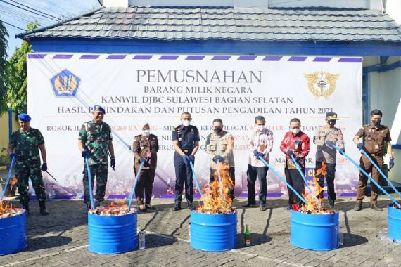 Lihat, Bea Cukai Sulbagsel Bakar Rokok, Miras, hingga Alat Bantu Seks Ilegal - JPNN.COM