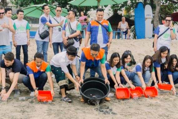 Turut Jaga Keseimbangan Alam, BRINS Lepas Ratusan Tukik di Pantai Kuta - JPNN.COM