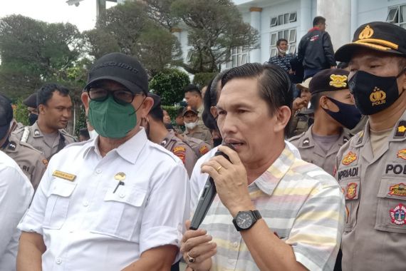 Pemkab Mempertahankan Tenaga Honorer, Pak Ali: Kami Secara Kelembagaan Mendukung - JPNN.COM