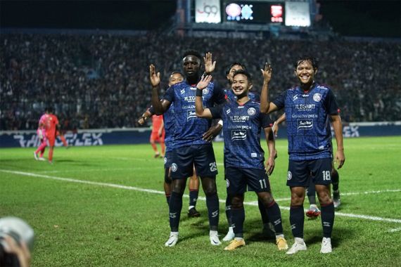 Final Leg 1 Piala Presiden 2022, Arema FC Unggul 1-0 atas Borneo FC - JPNN.COM