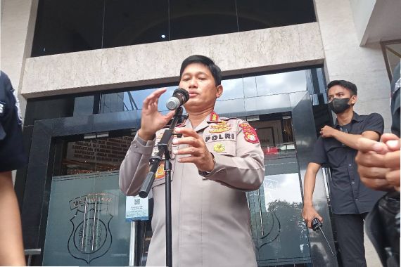 Roy Suryo Terburu-Buru di Polda Metro Jaya, Kombes Zulpan Ungkap Status Hukumnya - JPNN.COM