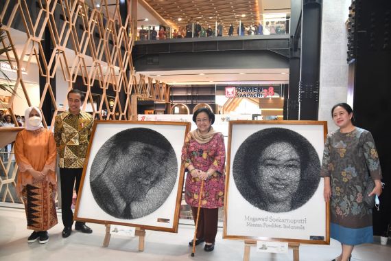 Senyum Bu Mega Merekah Berfoto dengan Lukisan Bung Karno Ditemani Puan dan Jokowi, Lihat - JPNN.COM