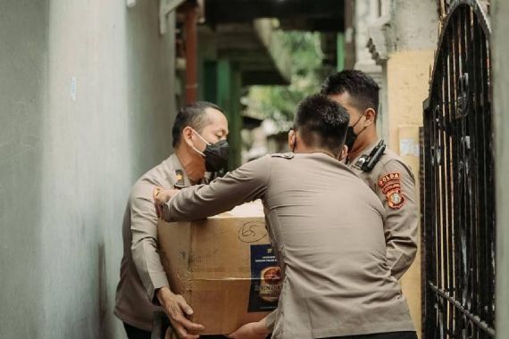 Polisi dan Sukarelawan SiapBergerak Mendistribusikan 11 Ton Rendang ke Masyarakat - JPNN.COM