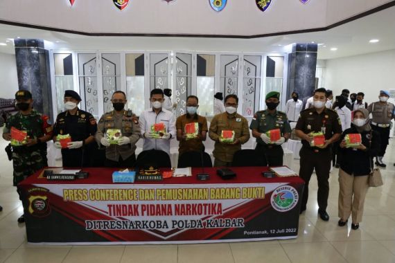 Bea Cukai dan Polri Musnahkan Jutaan Barang Ilegal, Kerugian Negara Rp 1,8 Miliar - JPNN.COM