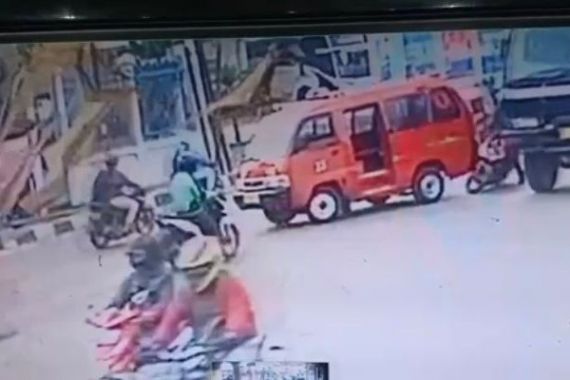 Video Viral Pemotor Tewas Terlindas Truk di Bekasi, Begini Kondisi Jenazahnya - JPNN.COM