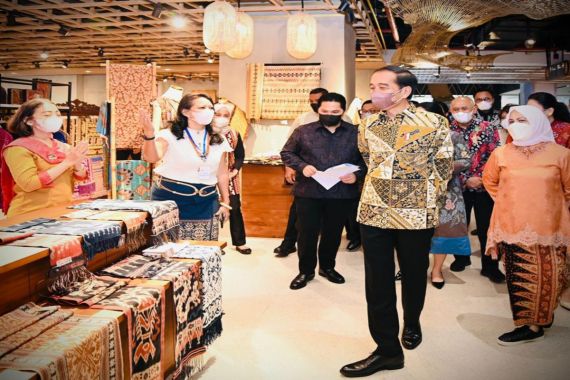Datang ke Sarinah, Jokowi Teringat Kejadian 50 Tahun Lalu - JPNN.COM