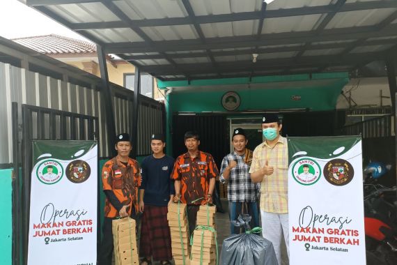Santri Dukung Ganjar Bagikan 400 Paket Makanan di Jakarta Selatan - JPNN.COM