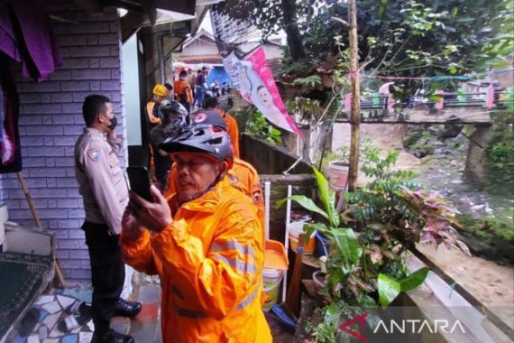 Warga Hilang Terbawa Arus Sungai - JPNN.COM