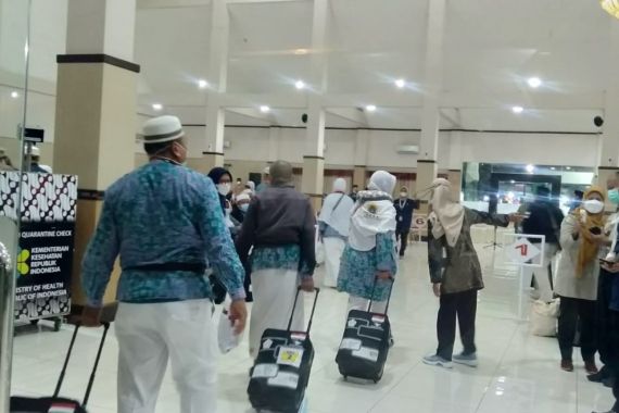 Hari Kedua, 2.428 Jemaah Haji Pulang ke Tanah Air Tanpa Karantina  - JPNN.COM