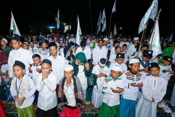 Ribuan Santri Ponpes Nurul Jadid Mendoakan Ganjar Jadi Presiden 2024 - JPNN.COM