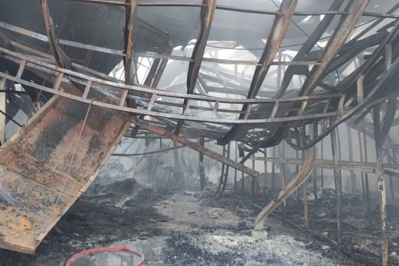 Kebakaran Besar Pabrik Pipa Plastik di Tangerang, Belasan Branwir Dikerahkan - JPNN.COM