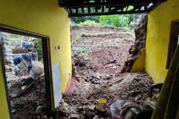 Rumah di Cirebon Rusak Akibat Longsor, Satu Orang Luka-Luka - JPNN.COM