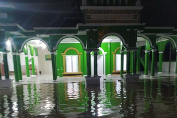 304 Rumah Terendam, Warga Karawang Diminta Waspada Banjir Susulan - JPNN.COM