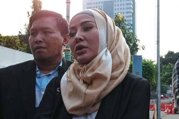 Cynthiara Alona Resmi Laporkan Mantan Kuasa Hukumnya, Kasus Apa? - JPNN.COM