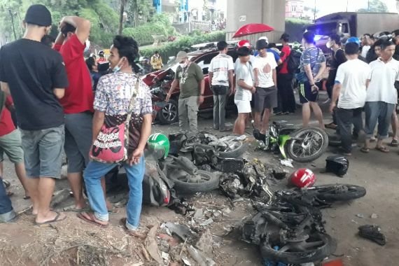 Polisi Olah TKP Sebelum dan Sesudah Kecelakaan Truk Pertamina di Cibubur - JPNN.COM