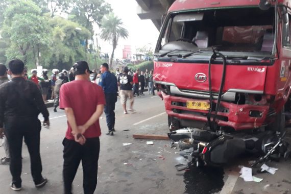 Korban Kecelakaan Maut Truk Pertamina Dievakuasi ke RS Polri, Prajurit TNI Berdatangan - JPNN.COM