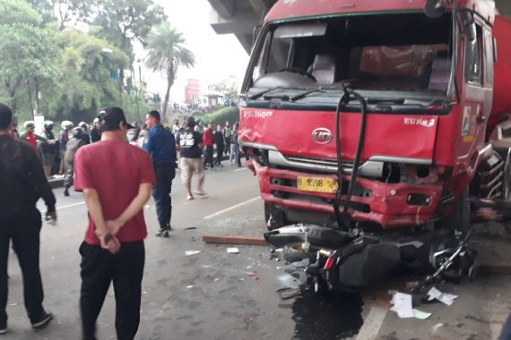 Truk Tangki Pertamina Tabrak Mobil dan Motor di Bekasi, Banyak yang Tewas - JPNN.COM
