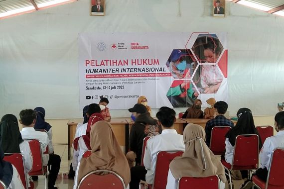 FH UNS Gelar Pelatihan Hukum Humaniter bagi Anggota KSR PMI - JPNN.COM