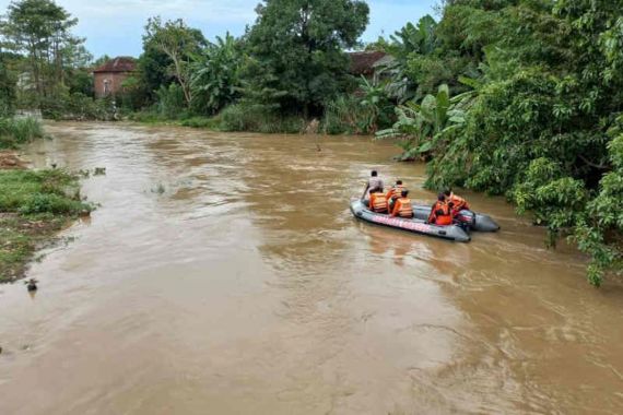 Tenggelam di Sungai Ciwaringin, Santri Ditemukan Sudah Meninggal Dunia - JPNN.COM